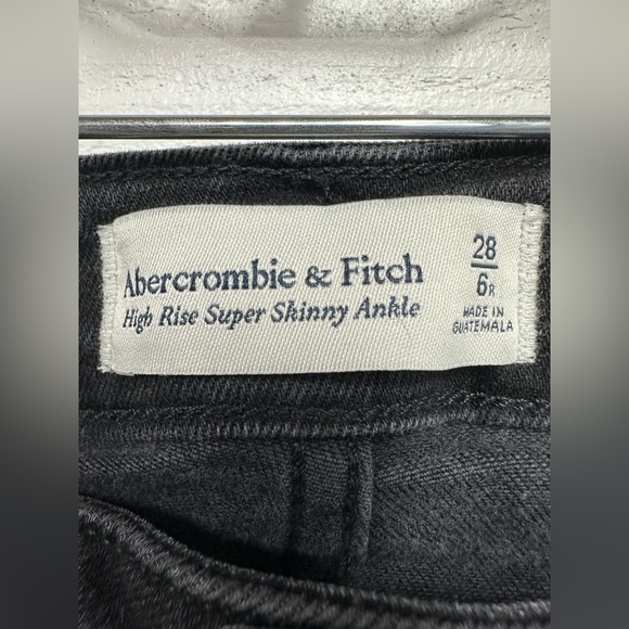 Abercrombie & Fitch • High Rise Super Skinny Ankle Black Embroidered Floral - 28 - Picture 5 of 6